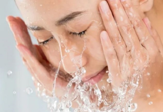 Skin Care: सुबह उठते ही चेहरे को धोने के बाद लगा लें ये चीजें, पूरा दिन फ्रेश और चमकती नजर आएगी स्किन