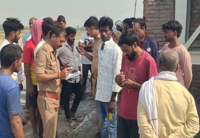 Jaunpur News: परीक्षा देने जा रहे छात्र की दिनदहाड़े ताबड़तोड़ चाकू से हमलाकर हत्या, इलाके में सनसनी