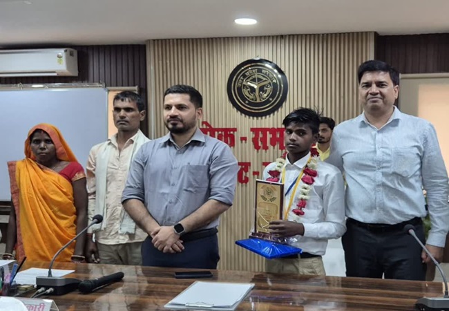यूपी के बाराबंकी का एक गांव ऐसा भी, जहां आज़ादी के बाद पहली बार किसी ने पास की हाईस्कूल परीक्षा