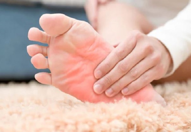 Tingling problem in hands and feet: हाथ-पैरों में चढ़ने वाली झूनझूनी से परेशान हैं तो रात में सोने से पहले कर लें ये छोटा सा काम, तुरंत मिलेगा आराम