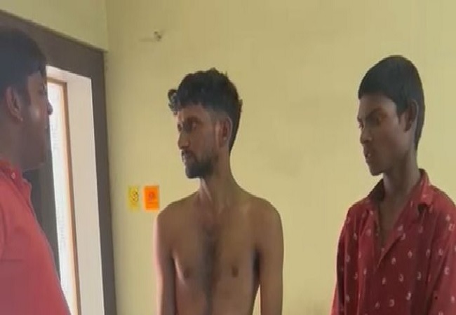 Viral video: ट्रांसपोर्ट कारोबारी ने ड्राइवर की शर्ट उतरवाकर डंडे से की पिटाई, गाली गलौज भी की