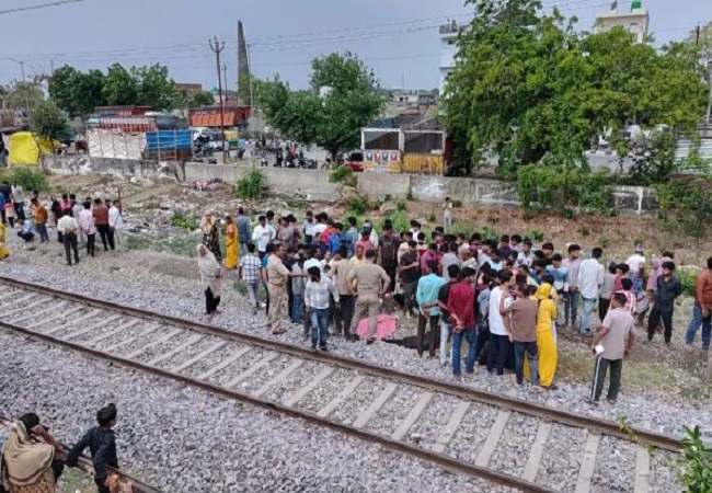 Bareilly News: बाल कटवाकर लौट रहे दो बच्चों की रेलवे ट्रैक पार करते समय अचानक सामने इंजन आने से मौत