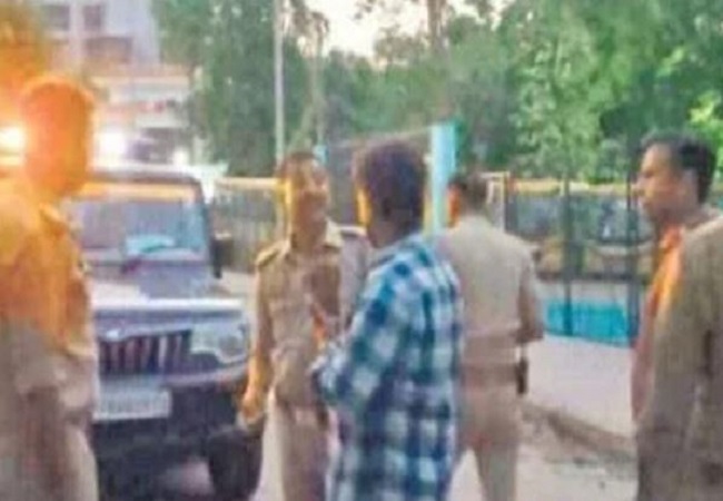 Prayagraj News: गर्लफ्रेंड को लेकर छात्रों के दो गुटों में जमकर मारपीट, देशी बम किया हमला