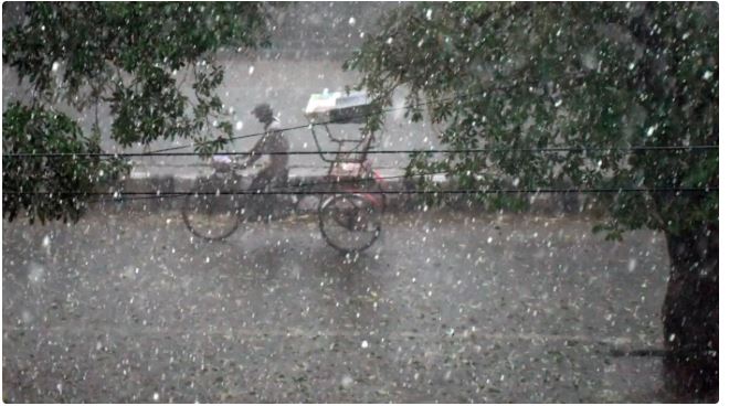 UP Weather Alert : यूपी में मौसम का बदला मिज़ाज , लखनऊ, हरदोई समेत कई जिलों में अगले कुछ घंटों में गरज-चमक, बारिश और ओलावृष्टि का अलर्ट