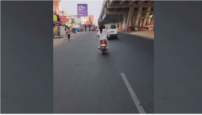 Video Viral : राजधानी लखनऊ में बाइक पर बैठी लड़की ने 20 सेकंड में मारा 14 चप्पल, चुपचाप गाड़ी चलाता रहा लड़का