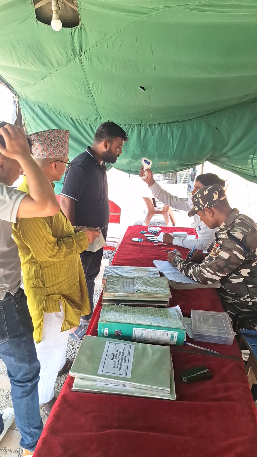 कोरोना का दहशत:सोनौली बॉर्डर पर थर्मल स्क्रीनिंग के बाद ही मिल रही प्रवेश की अनुमति