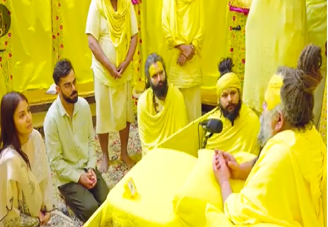 Video: विराट कोहली टेस्ट संन्यास के अगले दिन पहुंचे वृन्दावन, पत्नी अनुष्का शर्मा भी मौजूद