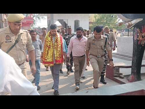 डीएम-एसपी ने माता बनैलिया मंदिर का किया दर्शन