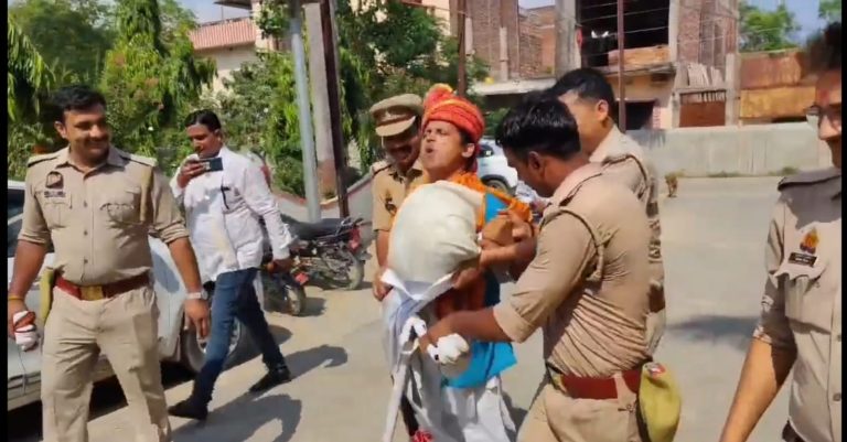 MAHARAJGANJ:पुतला जलाने को लेकर पुलिस और आंदोलनकारी के बीच मची खींचतान,पुलिस ने पुतला जलाने के प्रयास को किया फेल