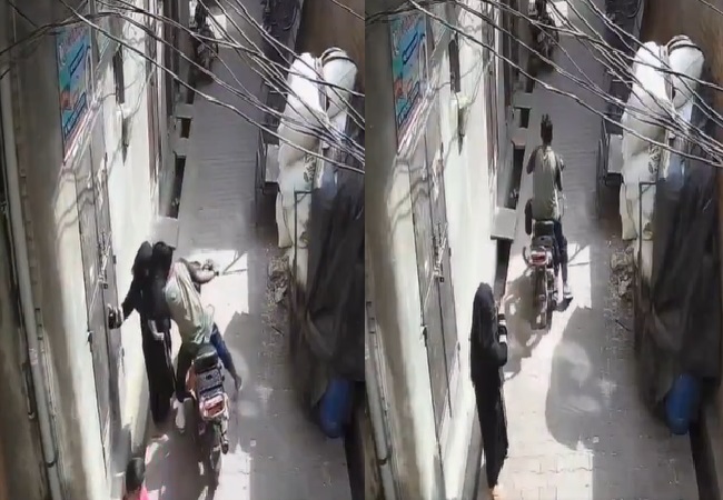 Video: बुर्का पहने जा रही महिला को मनचला सरेआम KISS करके भागा, मेरठ पुलिस आरोपी की पहचान में जुटी