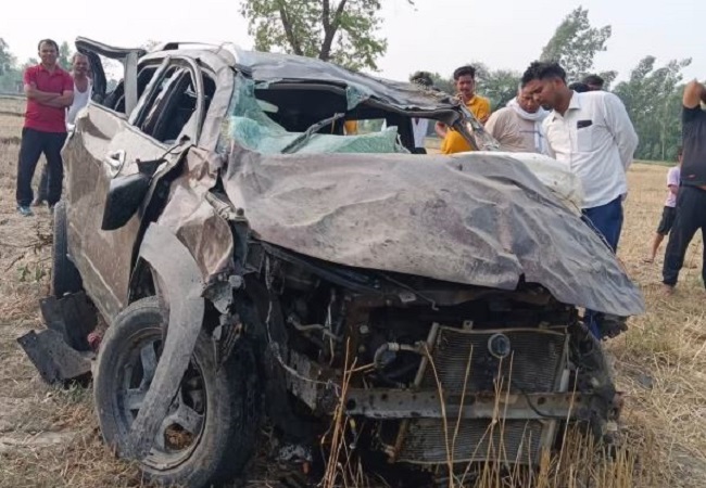 Mau News: खुशियां मातम में बदली, बारात से लौट रही तेज रफ्तार कार खाई में गिरी, दूल्हे के भाई की मौत