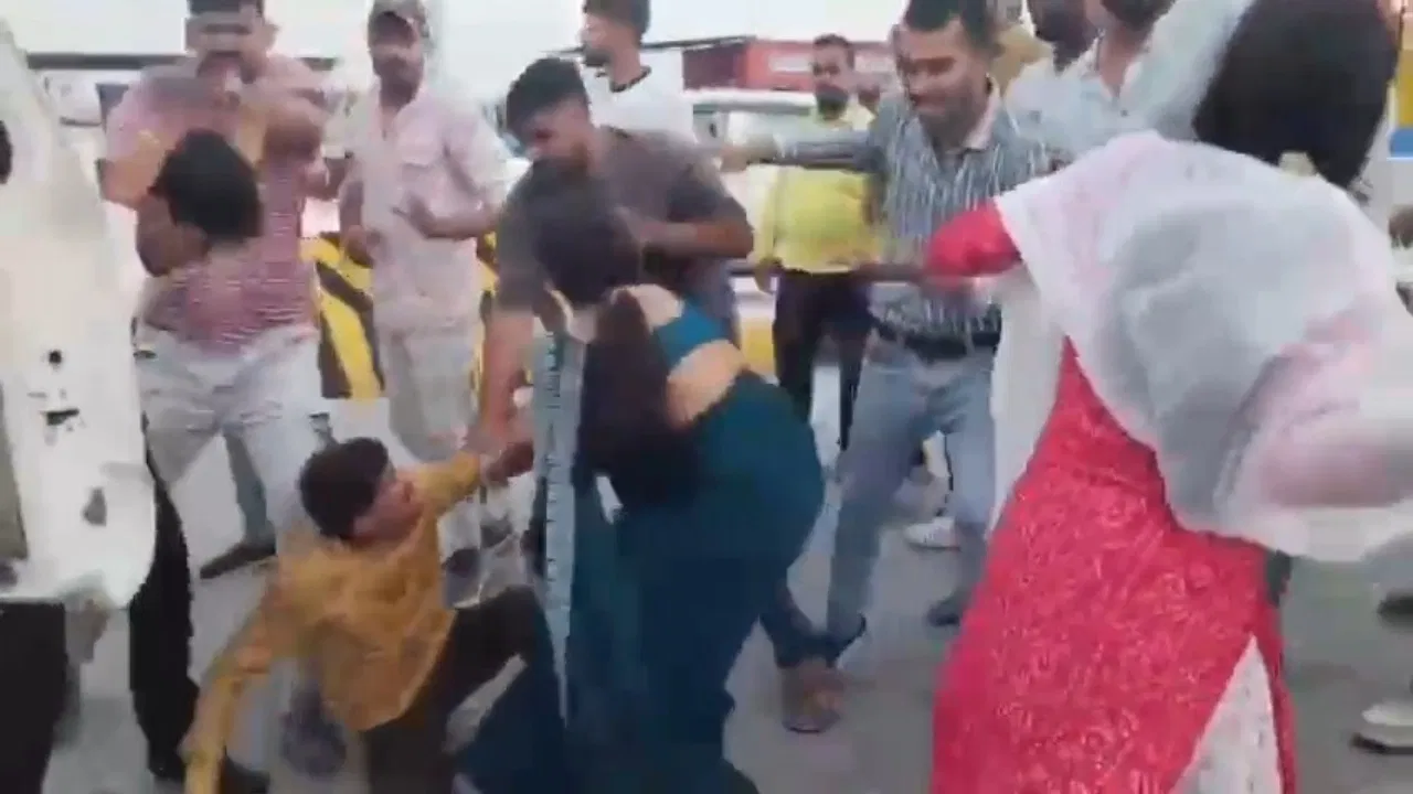 बड़नगर-बदनावर नेशनल हाईवे के टोल प्लाजा पर महिलाओं और बच्चों से मारपीट