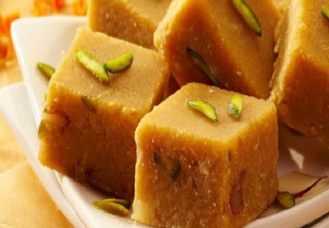 Bada Mangal: आज भगवान हनुमान जी को लगाएं अपने हाथों से बनी बेसन की बर्फी का भोग, ये है आसान रेसिपी