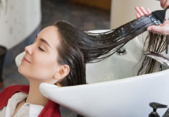 Hair fall से छुटकारा पाने के लिए बिना पार्लर में पैसे खर्च किए घर में ही करें बायोटिन ट्रीटमेंट