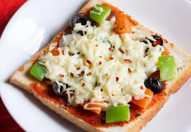 Bread pizza recipe at home: आज घर पर ट्राई करें बच्चों का फेवरेट ब्रेड पिज्जा की रेसिपी, वो भी तवे पर