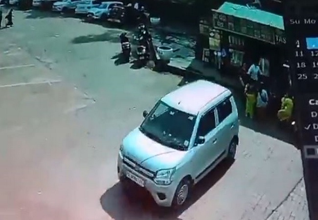 Video: आगरा में बिना ड्राईवर के चलती कार देख डर कर भागे लोग, वीडियो देख हैरान रह जाएंगे आप