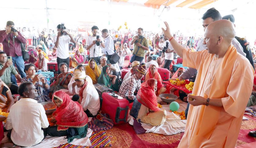 सामूहिक विवाह योजना में शामिल हुए CM योगी, कहा-बेटी को बचाना है तो उसको पढ़ाना और सशक्त करना होगा