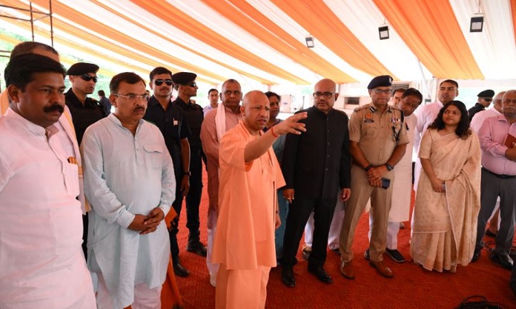 PM मोदी के कार्यक्रम की तैयारियों का CM योगी ने लिया जायजा, अधिकारियों के साथ समीक्षा बैठककर दिए निर्देश
