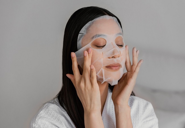 Correct way to apply sheet mask: चेहरे की थकावट, डलनेस को दूर कर ताजगी के साथ हाइड्रेट करता है शीट मास्क, जाने इसे लगाने का सही तरीका