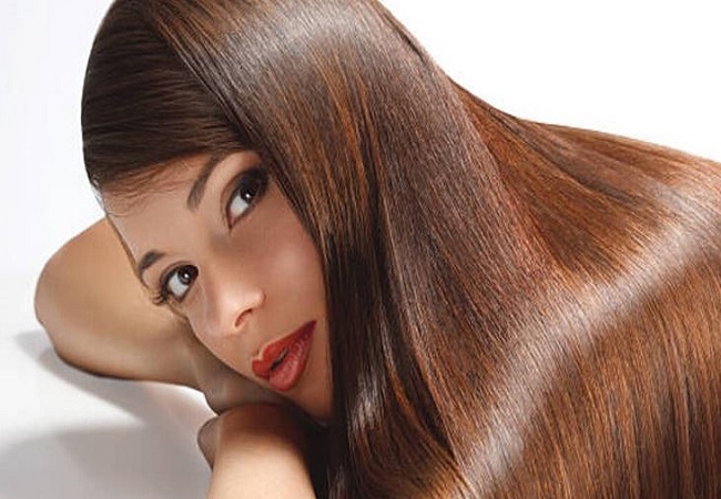 Hair Care: बालों को नेचुरली चमकदार और सॉफ्ट बनाने के लिए ट्राई करें घर में रखी ये चीजें