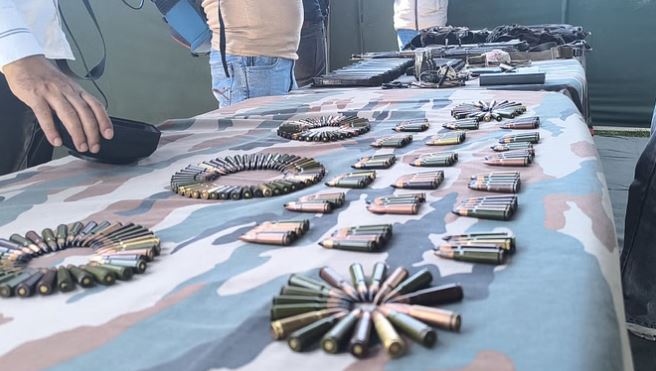 Shopian Encounter: शोपियां में सुरक्षाबलों ने बरामद किया हथियारों का जखीरा, लश्कर के तीन आतंकियों को किया था ढेर