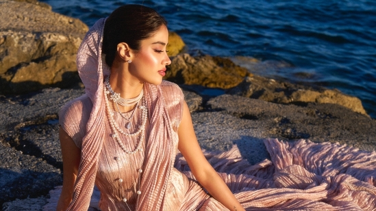 Janhvi Kapoor at Cannes: सिर पर पल्लू ओढ़ कान्स फिल्म फेस्टिवल के रेड कार्पेट पर की धमाकेदार एंट्री, तस्वीरें देख लोग बोले- क्वीन’
