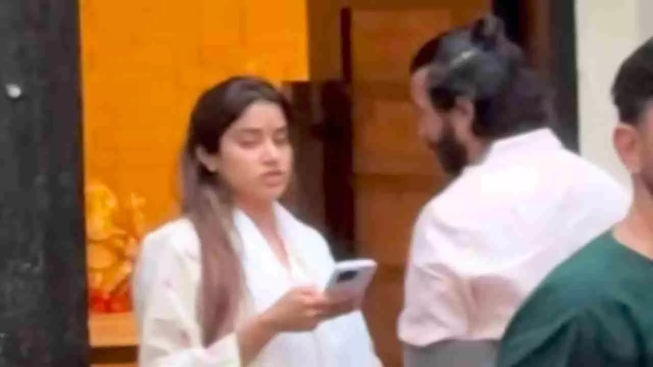 दादी के निधन पर जाह्नवी कपूर बॉयफ्रेंड संग यूं आई नज़र, ट्रोलर्स बोले- मातम के समय आशिकी चल रही