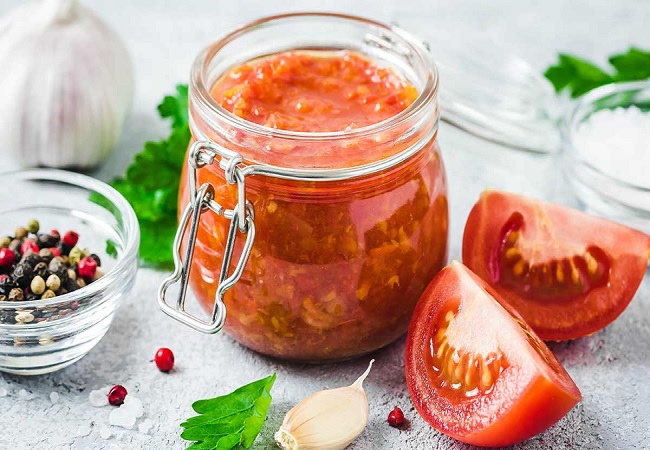 Kacche aam aur tamatar ki chutney: खाने के स्वाद को बढ़ाने के लिए ऐसे बनाएं कच्चे आम और टमाटर की टेस्टी चटनी