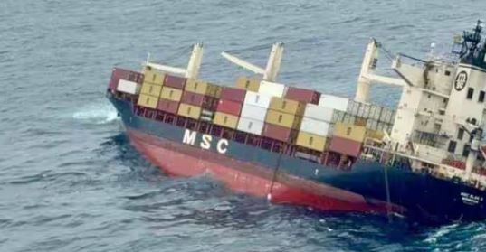 kochi liberian container ship : कोच्चि के पास पलटे लाइबेरियाई कंटेनर जहाज से सभी 24 क्रू मेंबर बचाए गए
