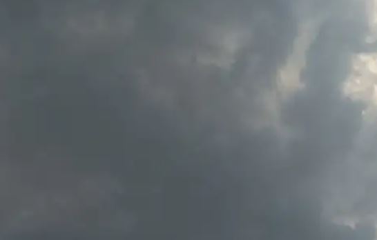 Lucknow Weather Alert: लखनऊ में बदला मौसम का मिजाज, तेज हवाओं के साथ आसमान में छाए काले बादल