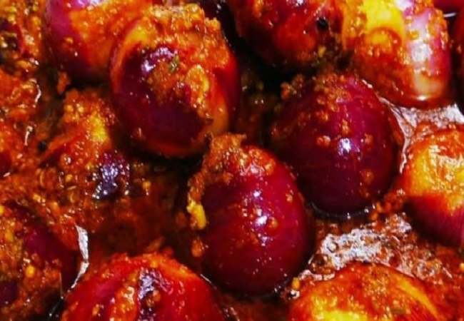 Onion pickle: आज अपने खाने का स्वाद करे दोगुना, घर पर ऐसे बनाएं प्याज का आचार