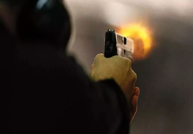 एक तरफा इश्क में पागल युवक ने घर में घुसकर युवती और उसकी बहन के साथ खुद को भी मारी गोली