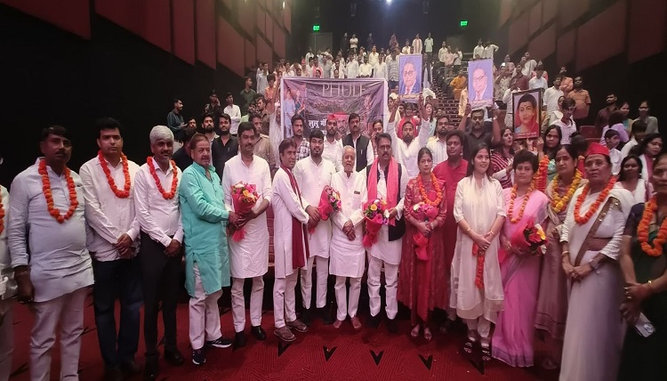सपा नेताओं ने देखी फिल्म ‘फुले’, राजेन्द्र चौधरी बोले-महात्मा फुले और सावित्री बाई फूले का पूरा जीवन वंचित वर्ग के उत्थान और शिक्षा प्रसार में बीता