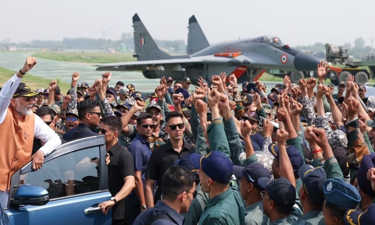 आदमपुर एयरबेस पहुंचे पीएम ने सेना के जवानों से की मुलाकात, पाकिस्तान के झूठ का किया पर्दाफाश