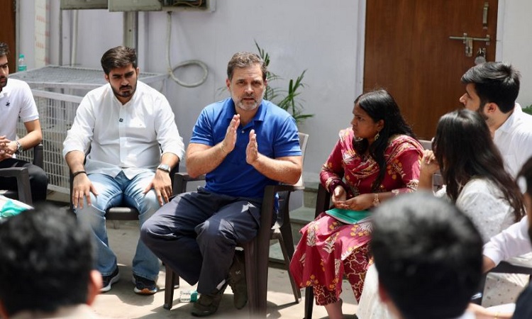 DUSU के छात्रों से राहुल गांधी ने की बातचीत, कहा-हम सब मिलकर BJP/RSS की आरक्षण-विरोधी चाल को संविधान की ताक़त से देंगे जवाब