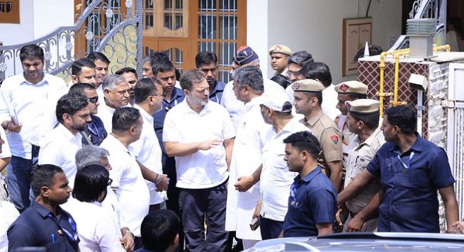 पहलगाम हमले में शहीद हुए लेफ्टिनेंट विनय नरवाल के परिजनों से मिल राहुल गांधी, कहा-पूरा देश शहीद के परिवारों के साथ खड़ा