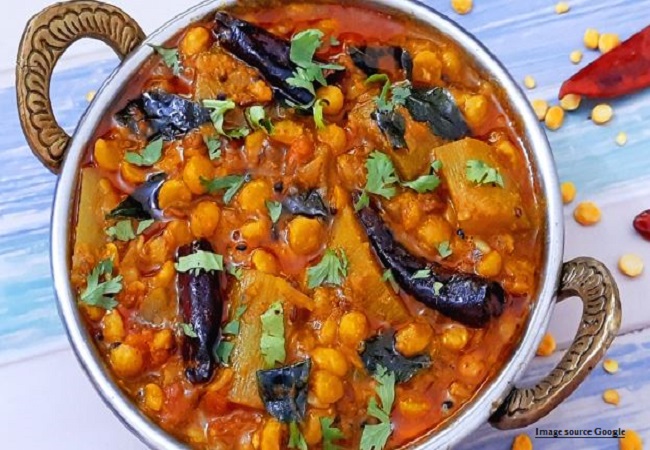 Achari Lauki Chana Dal: वहीं पुराने तरीके की बनी चने की दाल खाकर हो गए हैं बोर, तो ट्राई करें आचारी लौकी चना दाल की रेसिपी