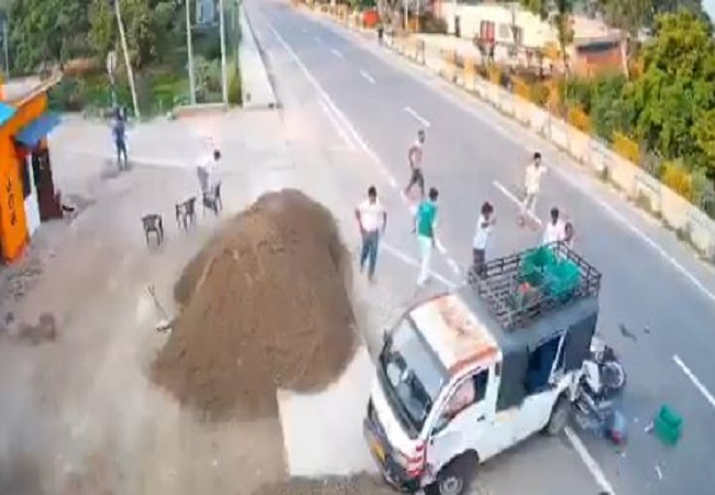 Road Accident Video: सड़क किनारे खड़ी मैजिक में डीसीएम ने मारी जबरदस्त टक्कर, अचानक बीच में आया बाइक सवार गंभीर घायल