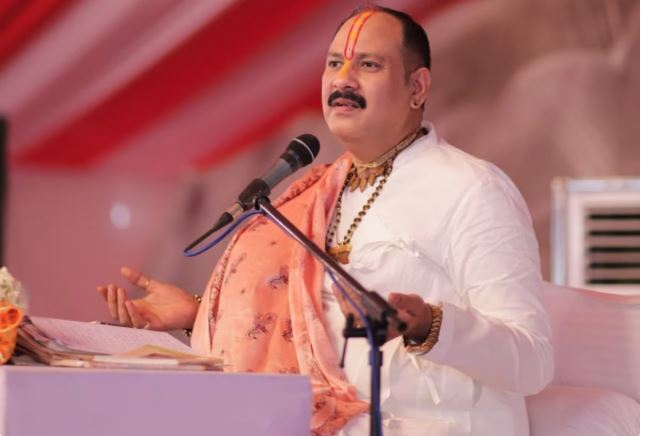 VIDEO- लड़कियों के पहनावे पर बोले कथावाचक प्रदीप मिश्रा,’नाभि ढकी रहेगी तो सुरक्षा बनी रहेगी…’