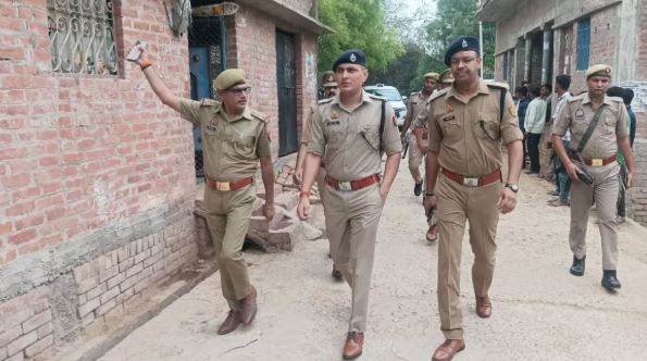 Unnao News: फंदे से लटका मिला पति का शव, पत्नी और दो बेटियों का शव चारपाई पर मिला, जांच में जुटी पुलिस
