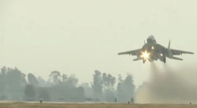 UP News: गंगा एक्सप्रेसवे पर गरजे लड़ाकू विमान, राफेल-जगुआर ने दिखाई ताकत