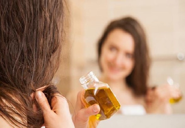 Use of mustard oil to blacken hair: कम उम्र में ही सफेद बालों की वजह से होना पड़ रहा है शर्मिंदा, तो सरसों के तेल का इस तरह से इस्तेमाल दिलाएगा समस्या से छुटकारा