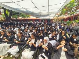 इंदौर के हाईकोर्ट परिसर में आइस्क्रीम पार्टी…..इसलिए खर्च किए एक लाख