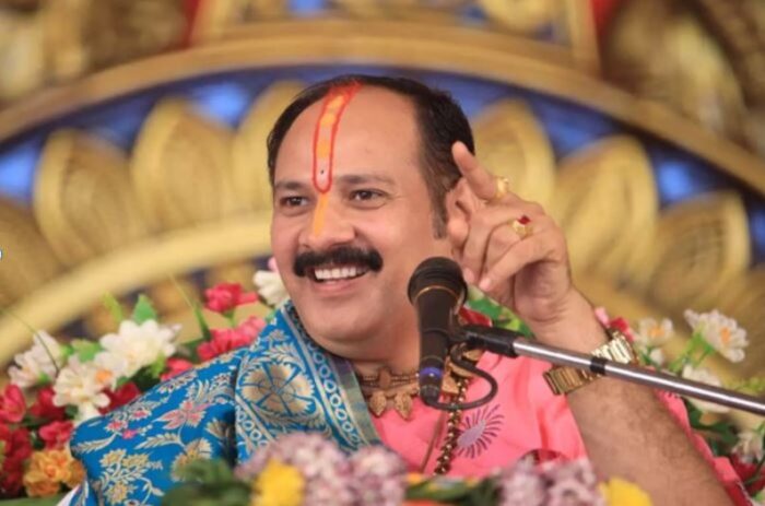 लड़कियों की नाभि पर बयान देकर फंसते नजर आ रहे है कथा वाचक प्रदीप मिश्रा