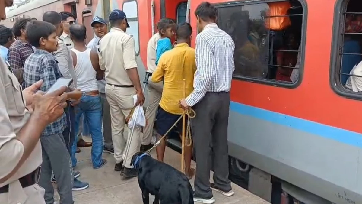 कामायनी एक्सप्रेस में बम होने से सूचना से हडकंप