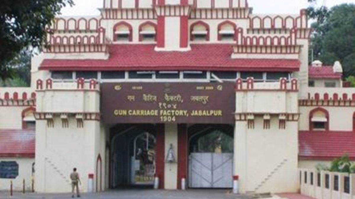 दुश्मन का सफाया करने के लिए जबलपुर की गन फैक्ट्री में तेज हुआ हथियारों का उत्पादन