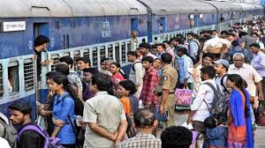 ट्रेनों में भीड़ और गर्मी से सामान्य श्रेणी में सफर करना मुश्किल