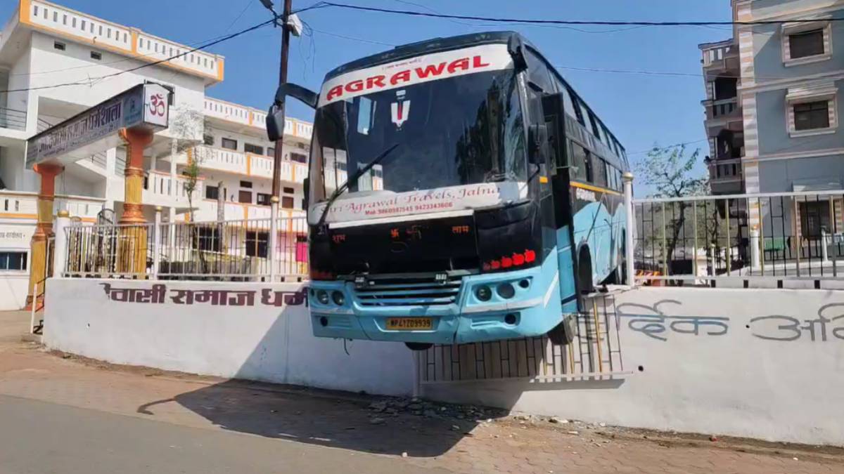 तीर्थनगरी ओंकारेश्वर में यात्रियों की बस धर्मशाला की दीवार से टकराई