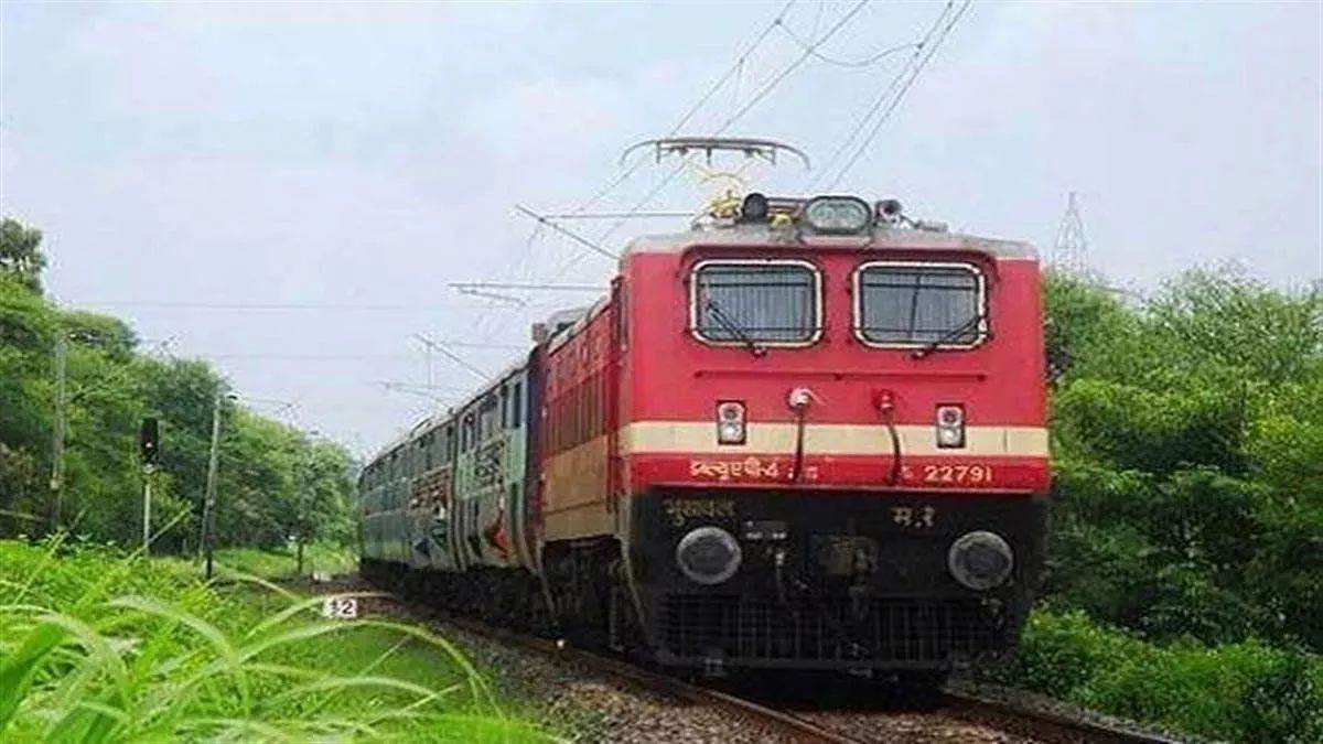 युद्ध के हालात का ट्रेनों पर असर, टिकट निरस्त कराने पहुंच रहे यात्री