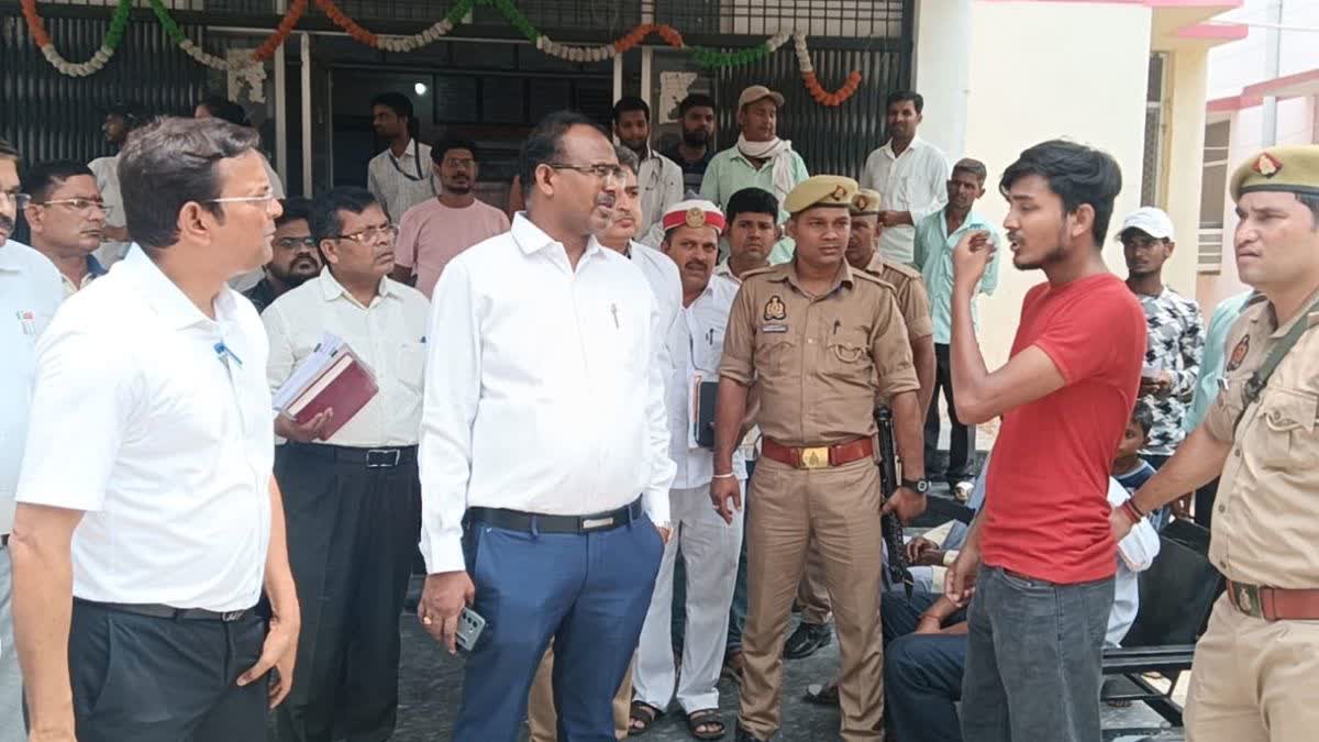 महराजगंज जिला अस्पताल में घूम रहे दलालों पर डीएम का एक्शन